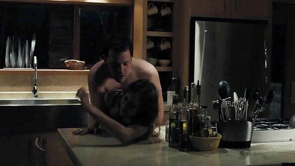 Nestašne lezbijke u donjem rublju koriste svoje vibratore