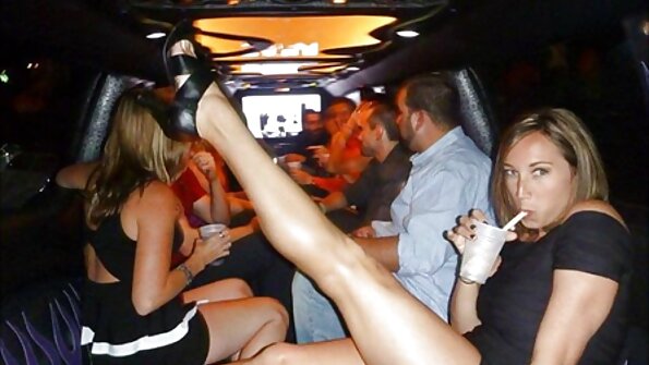 Plavuša sa živahnim bradavicama stenje