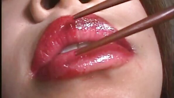 Dva gavrana i plavuša imaju lezbijsku trojku