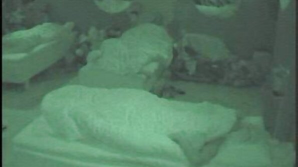 Eva širom raširi noge