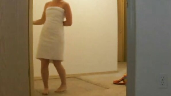 Payton Hall jebe prstom njezinu mokru trešnju