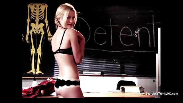 Zrela plavuša Kelly igrati sa svojom pičkom