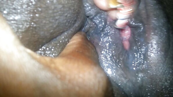 Tinejdžerka ravnih grudi zabavlja se sa polubratom u krevetu