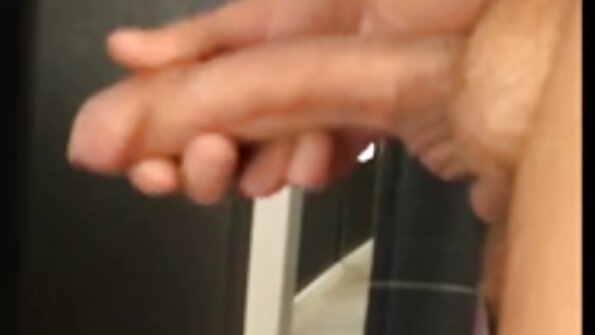 Maserka Morgan Rain puši i skače na kurac klijenta