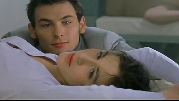 Mama puma nudi joj pitu