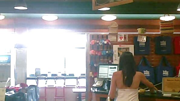 A Hunk Bell Boy Service za Angelu Attison