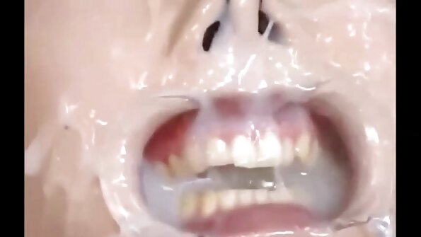 Vruća soba za opuštanje pretvara se u lezbijsko jebanje